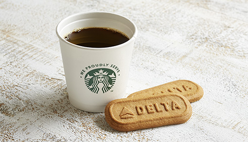 Tazza da caffè Starbucks e biscotti Biskoff