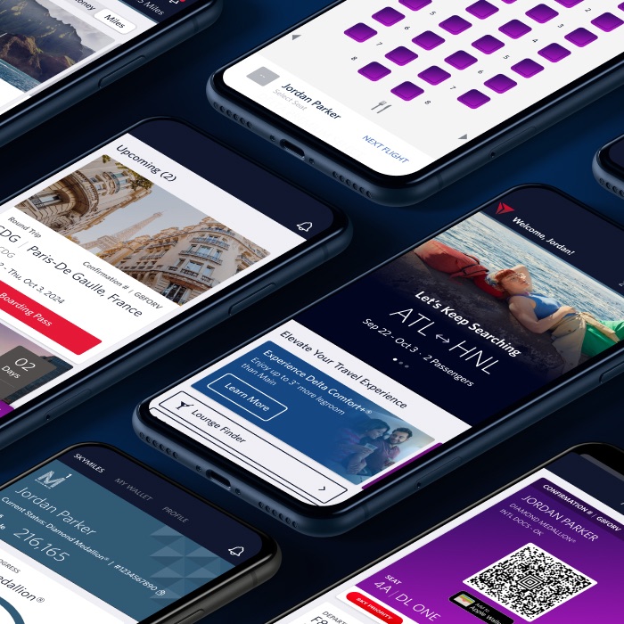 デスクトップに表示されたFly Delta アプリのQRコードと、モバイル機器に表示されたヒーローの画像。